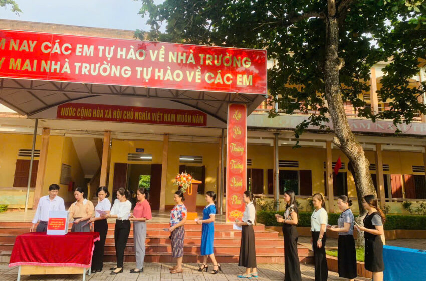  Trường THCS Hoằng Quang, thành phố Thanh Hoá chia sẻ khó khăn với thầy, trò và nhân dân vùng lũ phía Bắc khắc phục hậu quả cơn bão số 3